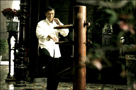 Ip Man utilisant un mannequin de bois